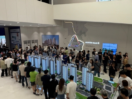 '해링턴 스퀘어 신흥역' 견본주택 방문객들 모습. <효성중공업·진흥기업 제공>